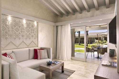 Posezení v ubytování 7Pines Resort Sardinia - A Destination By Hyatt