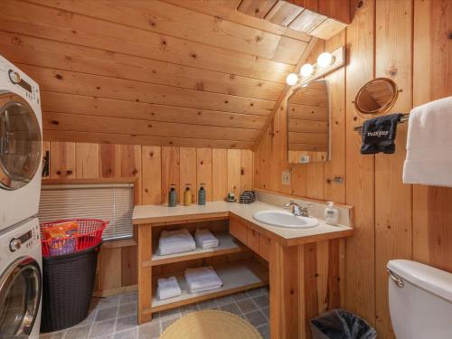 łazienka z umywalką i pralką w obiekcie Ons Huis Cabin w mieście Carnelian Bay