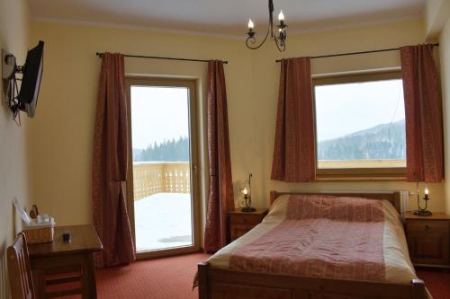 En eller flere senge i et værelse på Pensjonat Orawski Dwór