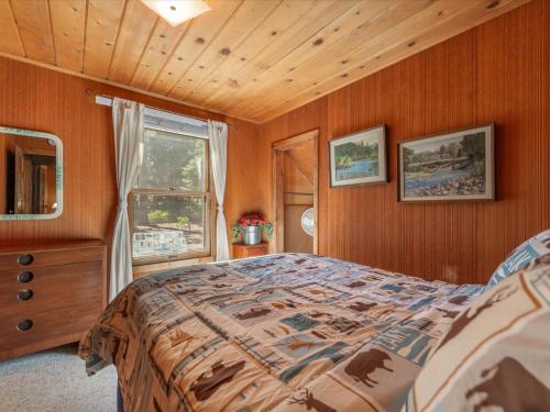 Un pat sau paturi într-o cameră la Ons Huis Cabin