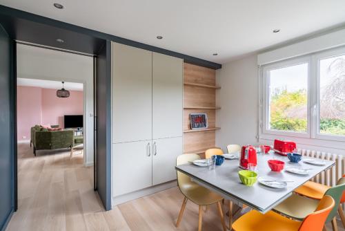 une salle à manger avec une table et des chaises dans l'établissement Calme, jardin dans une jolie maison pour 6, à La Forêt-Fouesnant