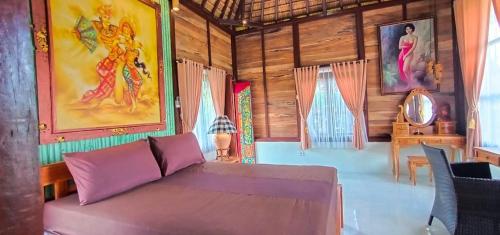 uma sala de estar com um sofá roxo num quarto em Celemanik Villa em Tabanan