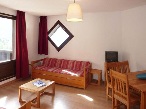 un salon avec un canapé et une table dans l'établissement Studio skis aux pieds, balcon sud, idéalement situé, 4-6 couchages, proche animations et commerces - FR-1-322-136, aux Orres