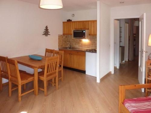 Studio skis aux pieds, balcon sud, idéalement situé, 4-6 couchages, proche animations et commerces - FR-1-322-136