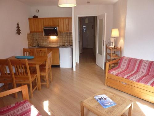 Studio skis aux pieds, balcon sud, idéalement situé, 4-6 couchages, proche animations et commerces - FR-1-322-136