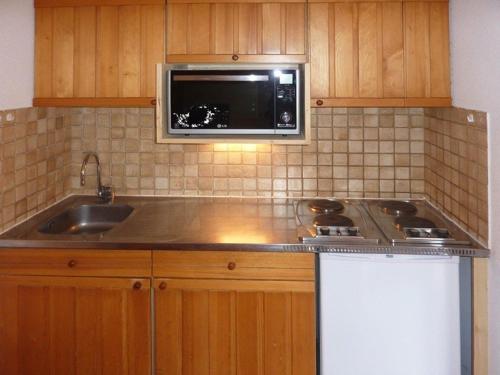 Studio skis aux pieds, balcon sud, idéalement situé, 4-6 couchages, proche animations et commerces - FR-1-322-136