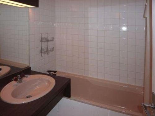 une salle de bain avec un lavabo et une baignoire dans l'établissement Studio skis aux pieds, balcon sud, idéalement situé, 4-6 couchages, proche animations et commerces - FR-1-322-136, aux Orres