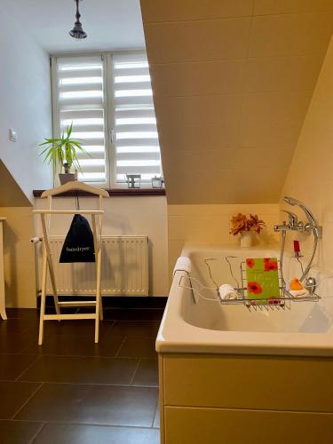 a kitchen with a tub and a sink at Villa Le Palais Quedlinburg in Quedlinburg
