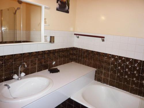 a bathroom with a sink and a bath tub at Appartement Les Orres, 1 pièce, 4 personnes - FR-1-322-219 in Les Orres