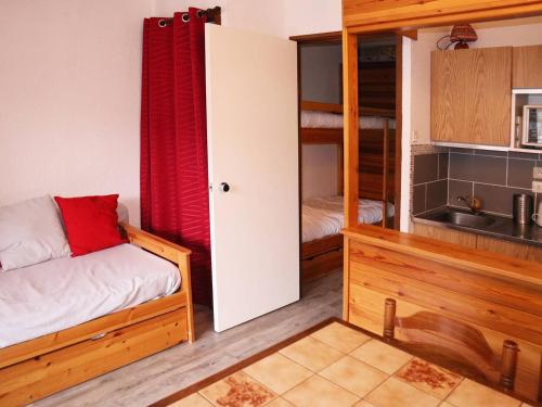 Cette petite chambre comprend un lit et une cuisine. dans l'établissement Studio confortable pour 4 pers, proche télésiège et commerces, balcon, calme, parking payant - FR-1-322-246, aux Orres