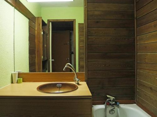 a bathroom with a sink and a bath tub at Studio Les Orres, 1 pièce, 4 personnes - FR-1-322-246 in Les Orres