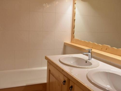 une salle de bain avec un lavabo, un miroir et une baignoire dans l'établissement Studio cosy à Méribel, à 20m des pistes, avec balcon, casier à ski et accès facile aux navettes - FR-1-180-333, à Méribel