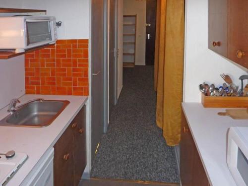 Appartement Les Orres, 1 pièce, 4 personnes - FR-1-322-12にあるキッチンまたは簡易キッチン