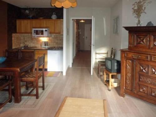 Appartement Les Orres, 1 pièce, 4 personnes - FR-1-322-119にあるキッチンまたは簡易キッチン