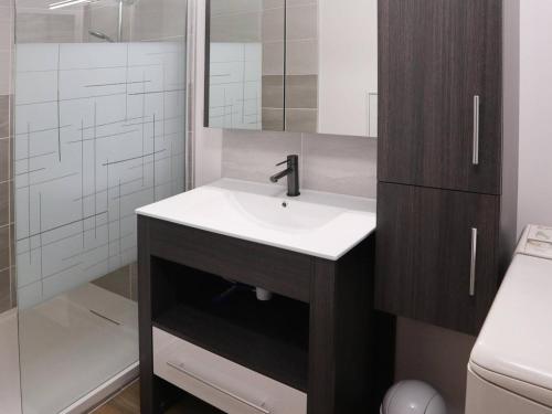 une salle de bain avec un lavabo et une douche dans l'établissement Appartement 2 pièces 6 personnes - Centre station, Animaux admis, Parking - FR-1-322-152, aux Orres