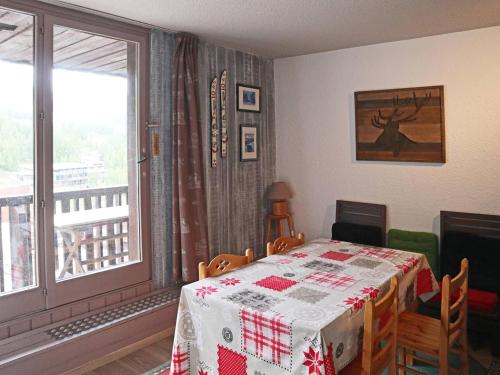 une salle à manger avec une table et une fenêtre dans l'établissement Appartement rénové 2 pièces 6 pers. Les Orres - FR-1-322-143, aux Orres