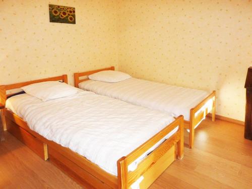 two twin beds in a room with at Appartement Les Orres, 2 pièces, 6 personnes - FR-1-322-189 in Les Orres