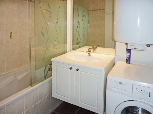 a bathroom with a sink and a washing machine at Appartement Les Orres, 2 pièces, 6 personnes - FR-1-322-189 in Les Orres