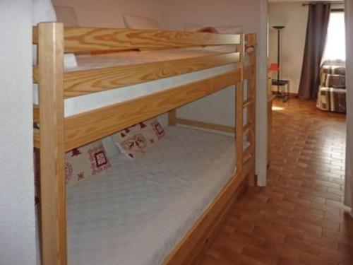 quelques lits superposés dans une chambre dans l'établissement Studio confortable au centre des Orres, balcon, pour 4 personnes - FR-1-322-215, aux Orres