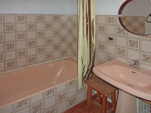 une salle de bain avec une baignoire, un lavabo et un miroir dans l'établissement Studio confortable au centre des Orres, balcon, pour 4 personnes - FR-1-322-215, aux Orres