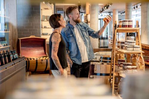 a man and a woman standing in a wine shop at All-Suite Resort Fieberbrunn inklusive Gästekarte & Aubad-Eintritt in Fieberbrunn