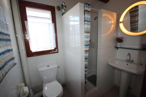 une salle de bain avec toilettes et lavabo dans l'établissement Villa d'angle, 5 couchages, 2 chambres etage, terrasse Sud parking dans résidence sécurisée, WIFI , piscine commune 400m de la mer LRJP123, à Portiragnes