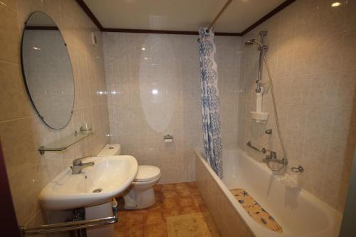 une salle de bain avec un lavabo, des toilettes et une baignoire dans l'établissement Belle Maison climatisée 4 pièces 7 couchages- residence Portes du soleil , wifi, piscines payantes, LRPDSE7 PORTIRAGNES PLAGE, à Portiragnes