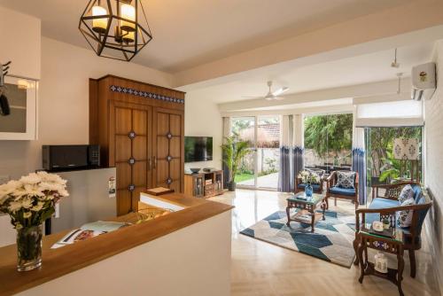 Dapur atau dapur kecil di El Raso, Premium 1 BHK Apartments with Shared Pool, just 2 mins drive from famous Parra Coconut Tree Road, 24x7 Security, Kitchen, Daily Housekeeping