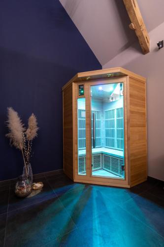 Cette chambre dispose d'une grande chambre en bois avec une fenêtre. dans l'établissement Chambre d hôtes Le Cottage, à Boeseghem