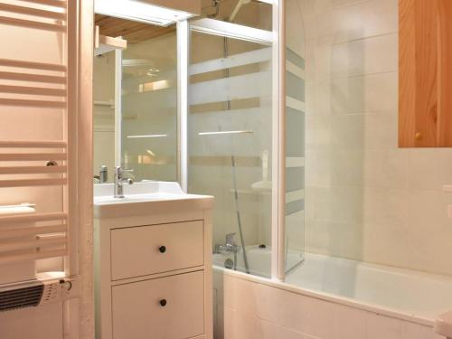 Les AlluesにあるStudio cosy 4 pers, centre Méribel, pistes à 50m, proche commerces et restos - FR-1-180-312の浴槽、洗面台、シャワーを備えたバスルーム