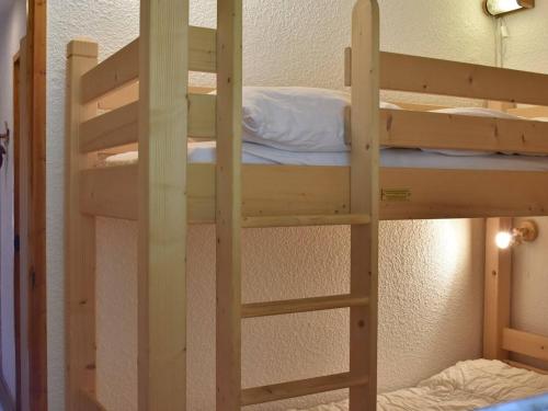 quelques lits superposés dans une chambre dans l'établissement Appartement cosy à Méribel - 2 pièces, 5 pers, proche pistes et navette, balcon, animaux acceptés - FR-1-180-313, à Méribel