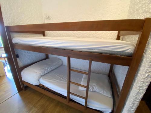 a couple of bunk beds in a room at Appartement Le Grand-Bornand, 1 pièce, 4 personnes - FR-1-241-141 in Le Grand-Bornand