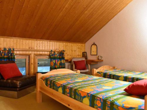 - une chambre avec deux lits et une chaise dans l'établissement Spacieux Appartement 9p avec Cheminée, Balcon Sud, Proche Pistes - Méribel - FR-1-180-330, à Les Allues