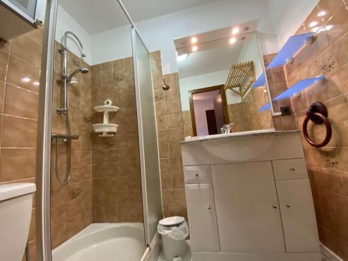 La salle de bains est pourvue d'une douche, d'un lavabo et d'une baignoire. dans l'établissement Appartement Le Grand-Bornand, 1 pièce, 4 personnes - FR-1-241-141, au Grand-Bornand