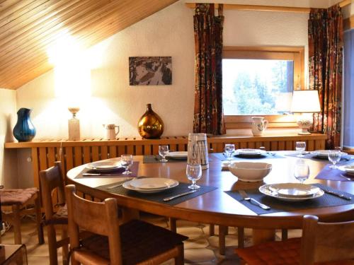 une salle à manger avec une table en bois et des chaises dans l'établissement Spacieux Appartement 9p avec Cheminée, Balcon Sud, Proche Pistes - Méribel - FR-1-180-330, à Les Allues