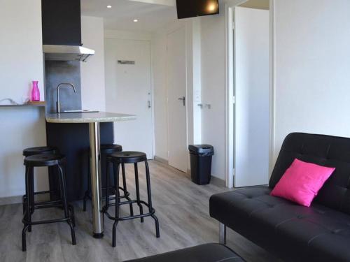 - un salon avec un canapé et une table avec un oreiller rose dans l'établissement Appartement T2 en Front de Mer à Argelès-sur-Mer avec Ascenseur, Animaux Admis, Proche Commerces - FR-1-225-380, à Argelès-sur-Mer