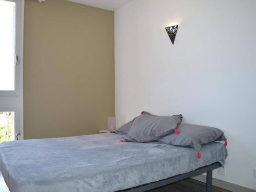 - une chambre avec un lit et une lampe sur le mur dans l'établissement Appartement T2 en Front de Mer à Argelès-sur-Mer avec Ascenseur, Animaux Admis, Proche Commerces - FR-1-225-380, à Argelès-sur-Mer