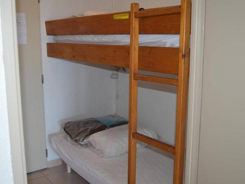 Ce lit superposé se trouve dans un dortoir doté de lits superposés. dans l'établissement Studio cabine à Banyuls-sur-Mer, parking, clim, vue mer - FR-1-225C-385, à Banyuls-sur-Mer