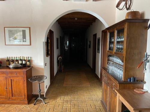 łuk prowadzący do sali degustacyjnej z kieliszkami do wina w obiekcie Fattoria Raffaelli w mieście Colle Farnese