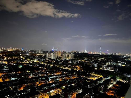 widok na miasto w nocy z oświetleniem w obiekcie Cozy Room at Jaya One Petaling Jaya w mieście Petaling Jaya