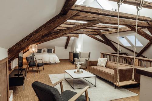 salon z łóżkiem i kanapą w obiekcie JAMA - Großes Design Apartment, Innenstadt, WLAN, Familie&Gruppen w mieście Coburg