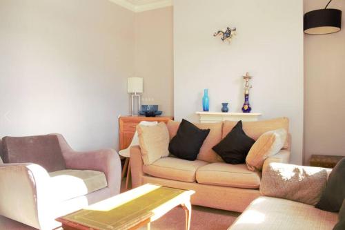 un soggiorno con divano e 2 sedie di Suite 4 - Comfy Bedroom near MCR Centre a Manchester