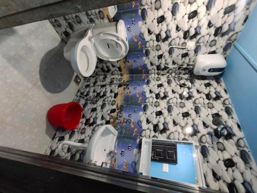 an overhead view of a bathroom with toilets at Godwill Kimo Guest house Seraulim in Madgaon