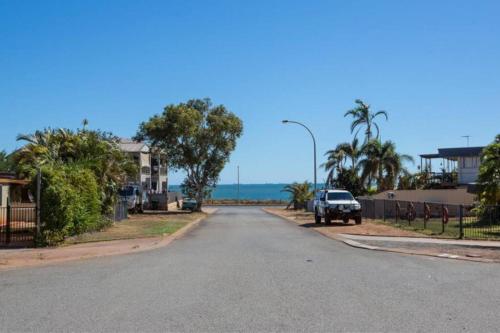 una calle con un coche aparcado a un lado de la carretera en Cosy unit by the beach, en Port Hedland