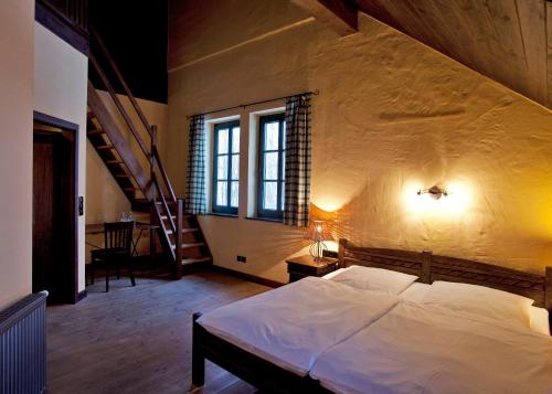 Vielank的住宿－Vielanker Brauhaus GmbH，卧室配有一张白色大床