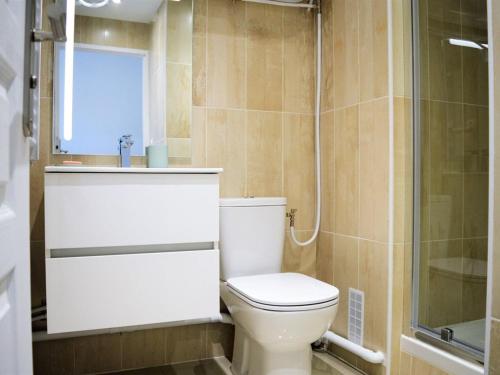 une salle de bain avec toilettes et douche dans l'établissement Studio 2 pers au Lavandou, près plage, parking, ménage inclus - FR-1-251-78, au Lavandou
