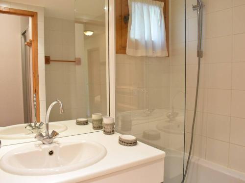 a bathroom with a sink and a shower at Appartement pour 6, centre Méribel, proche commerces et pistes, piscine l'été - FR-1-180-303 in Méribel