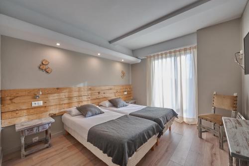 um quarto com uma cama grande e uma cadeira em L'Oree du Bois em Font-Romeu