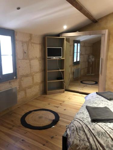 Cette chambre comprend une chambre dotée d'un lit et de parquet. dans l'établissement Duplex en Pierre Proche des Arenes, à Arles