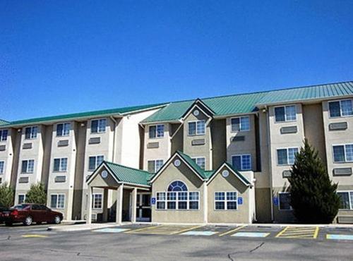a large apartment building with a car parked in front of it at Motel 6-Bernalillo, NM in Bernalillo